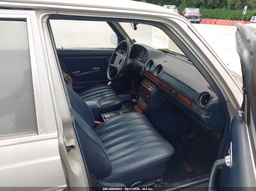 1981 MERCEDES-BENZ 300 auction photo 5