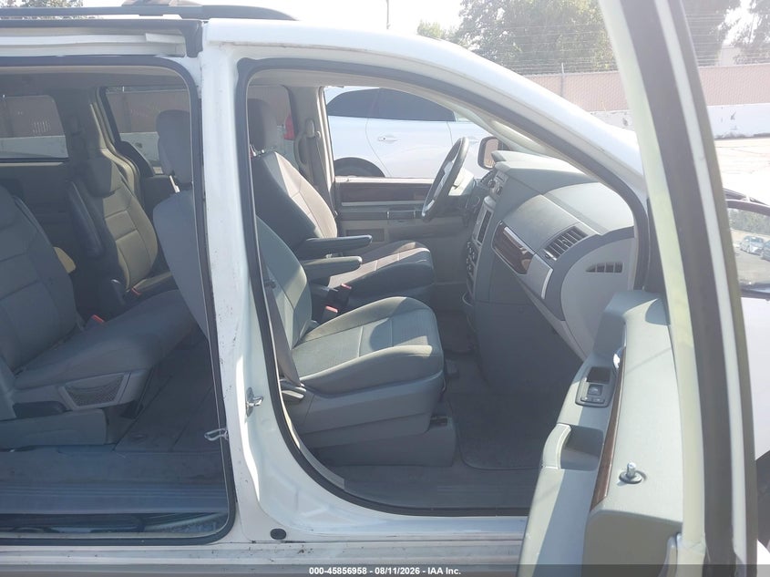 2010 CHRYSLER TOWN & COUNTRY auction photo 5
