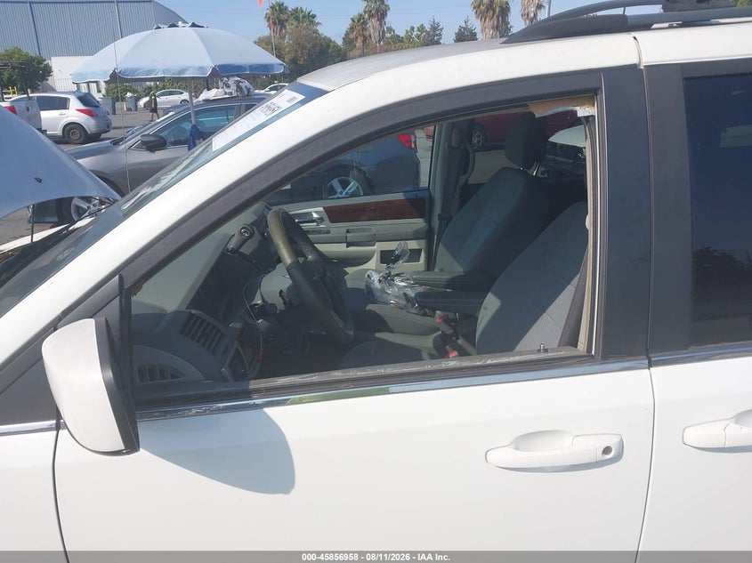 2010 CHRYSLER TOWN & COUNTRY auction photo 6