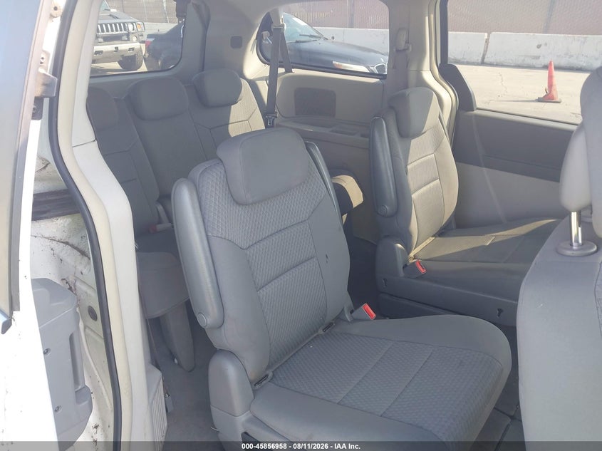 2010 CHRYSLER TOWN & COUNTRY auction photo 8
