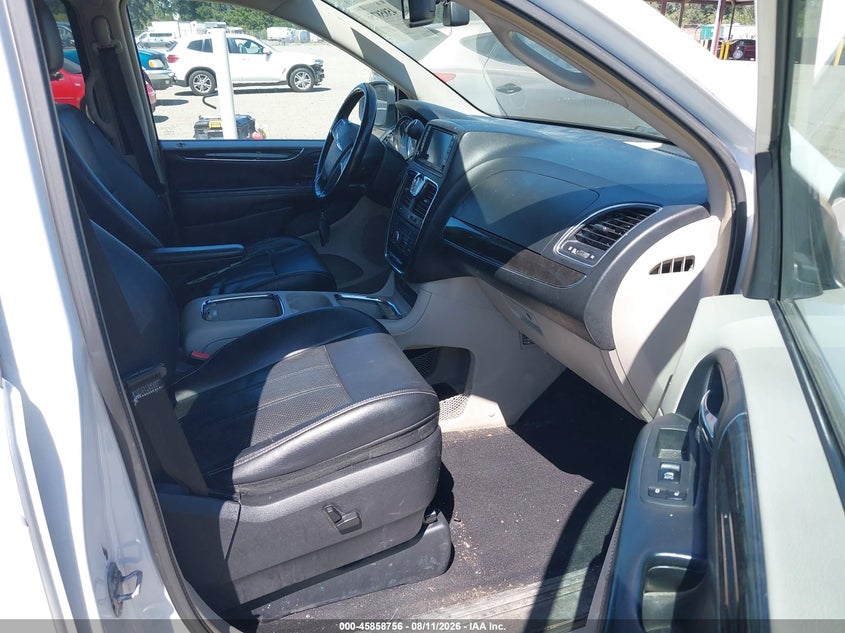2013 CHRYSLER TOWN & COUNTRY auction photo 5