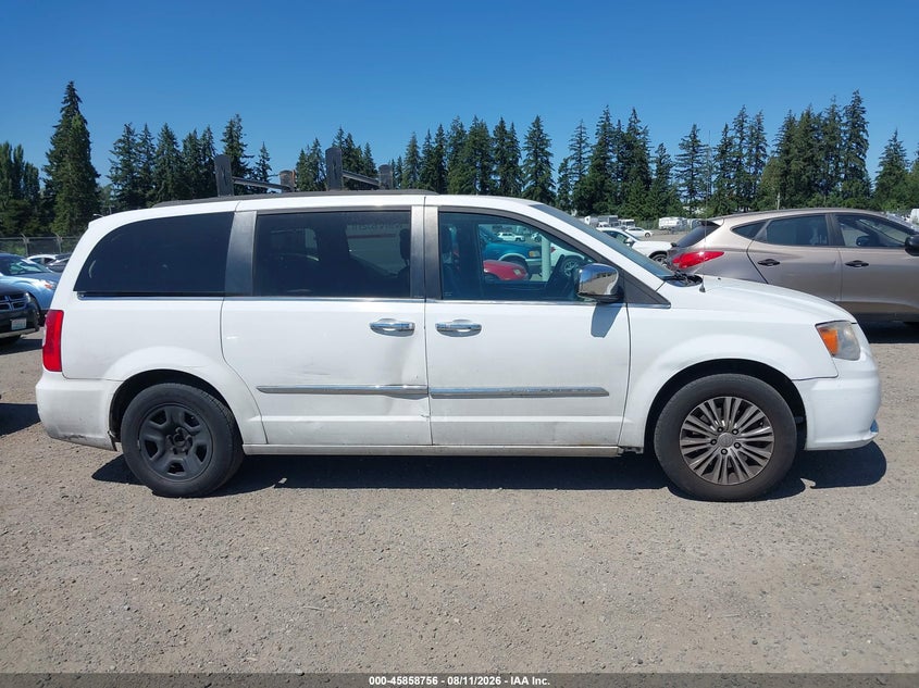2013 CHRYSLER TOWN & COUNTRY auction photo 6