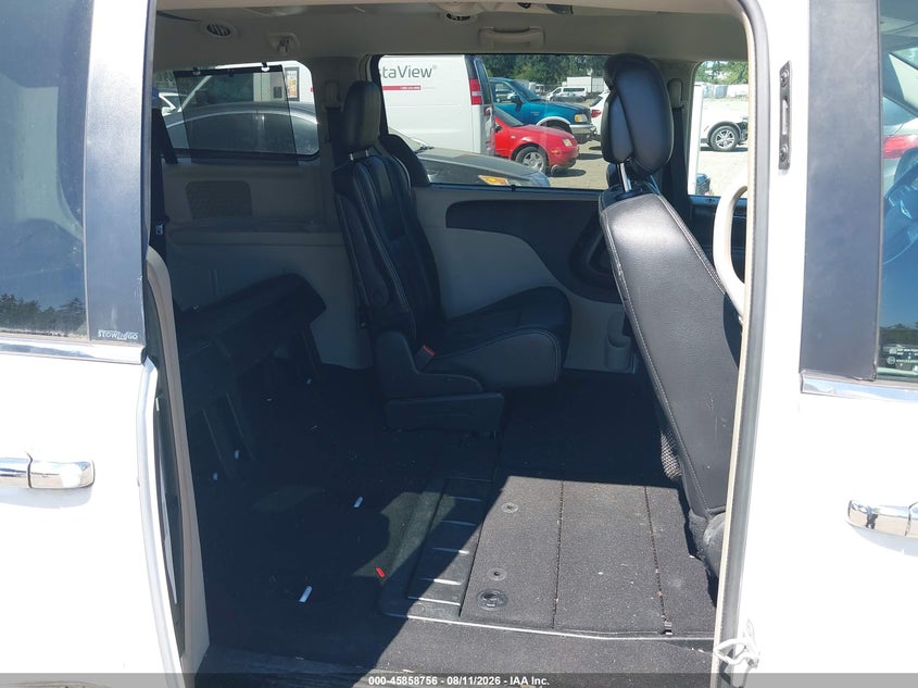 2013 CHRYSLER TOWN & COUNTRY auction photo 8
