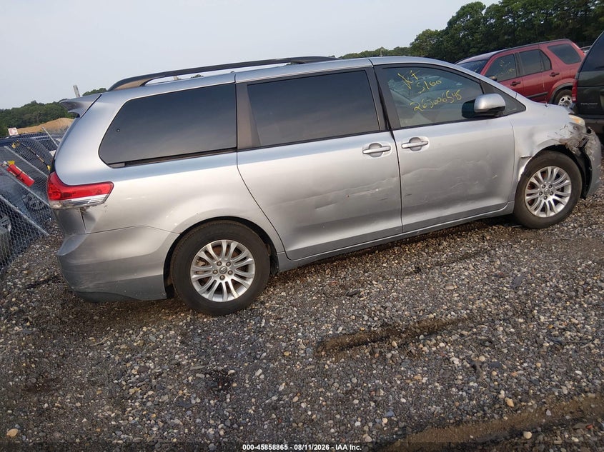 2012 TOYOTA SIENNA auction photo 4