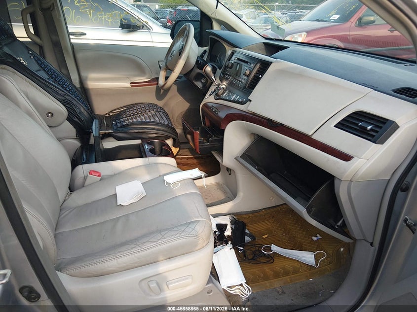 2012 TOYOTA SIENNA auction photo 5