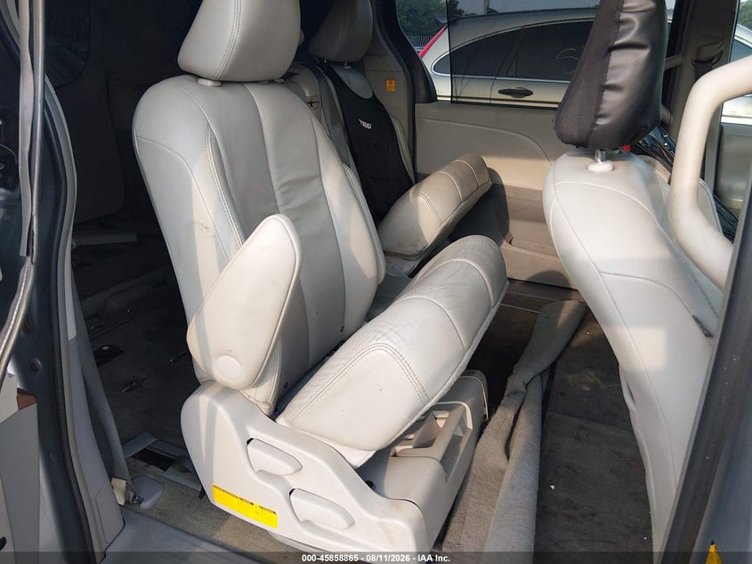 2012 TOYOTA SIENNA auction photo 8