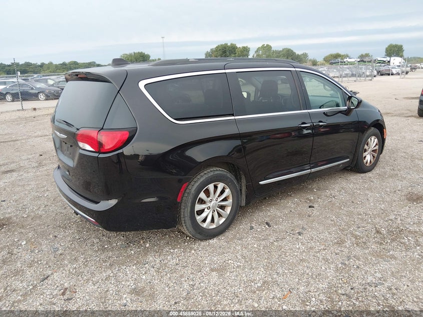 2017 CHRYSLER PACIFICA auction photo 4