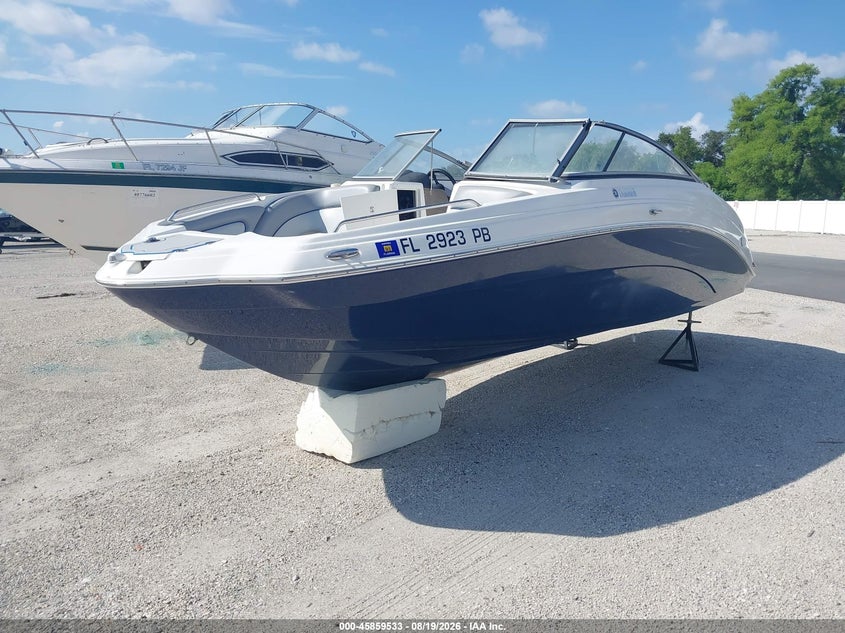 2010 YAMAHA 23' auction photo 2