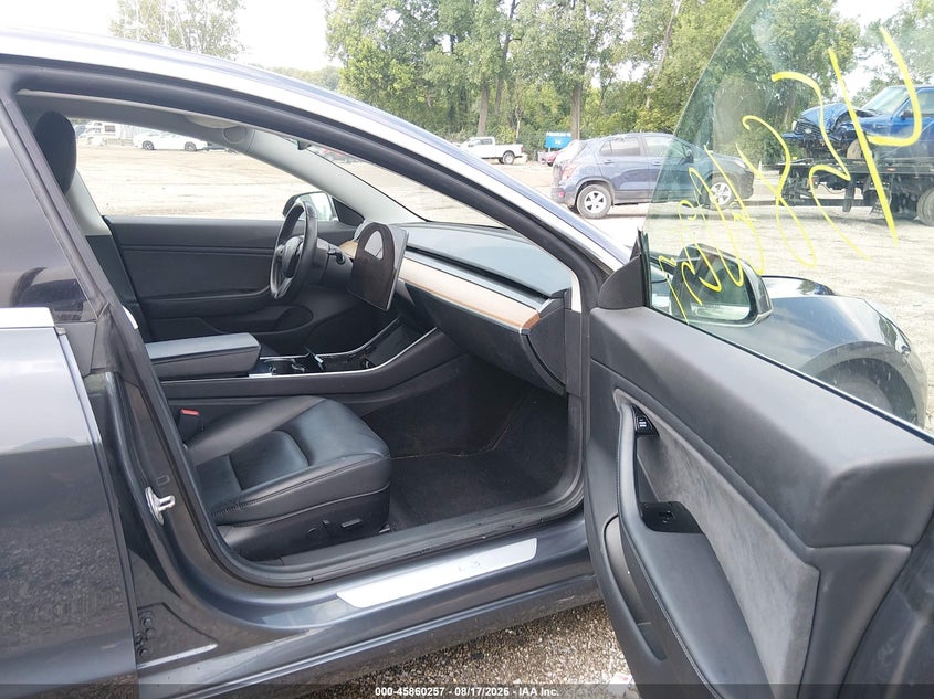 TESLA MODEL 3 - zdjęcie 5