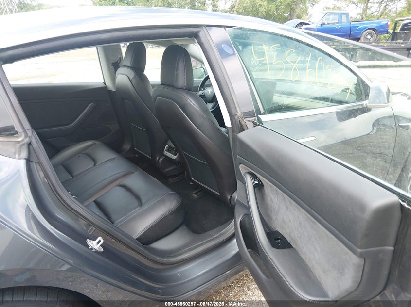 TESLA MODEL 3 - zdjęcie 8