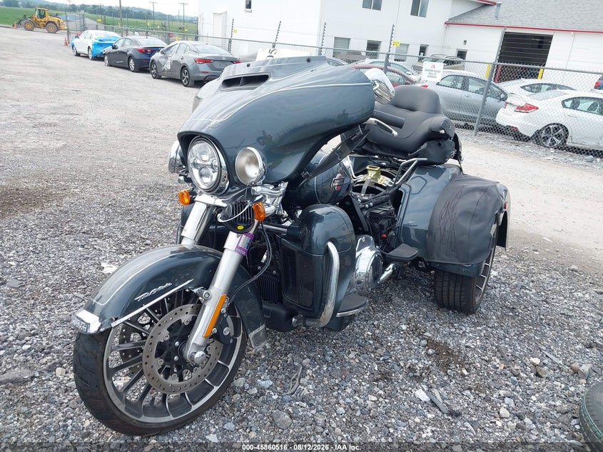 2025 HARLEY-DAVIDSON TRI GLIDE ULTRA MOTO 2