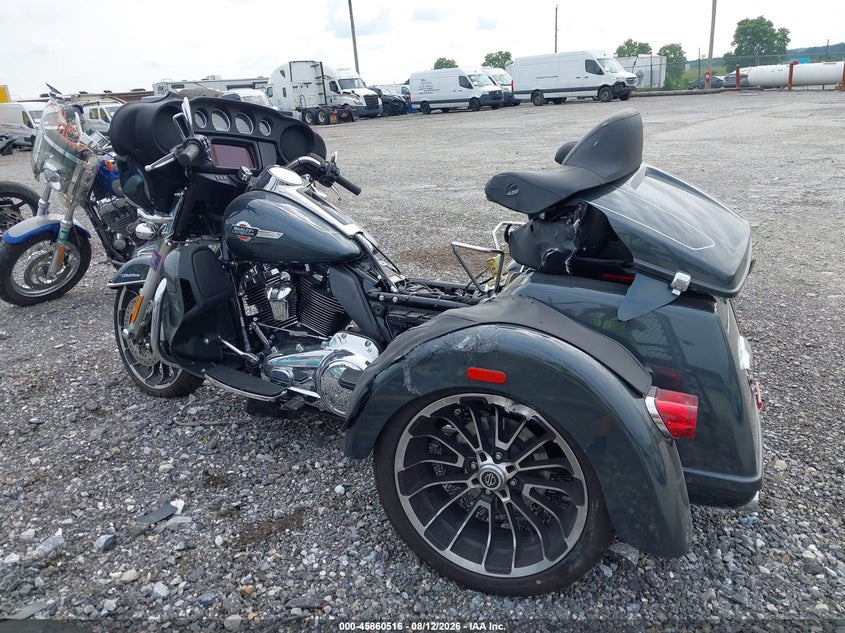 2025 HARLEY-DAVIDSON TRI GLIDE ULTRA MOTO 2