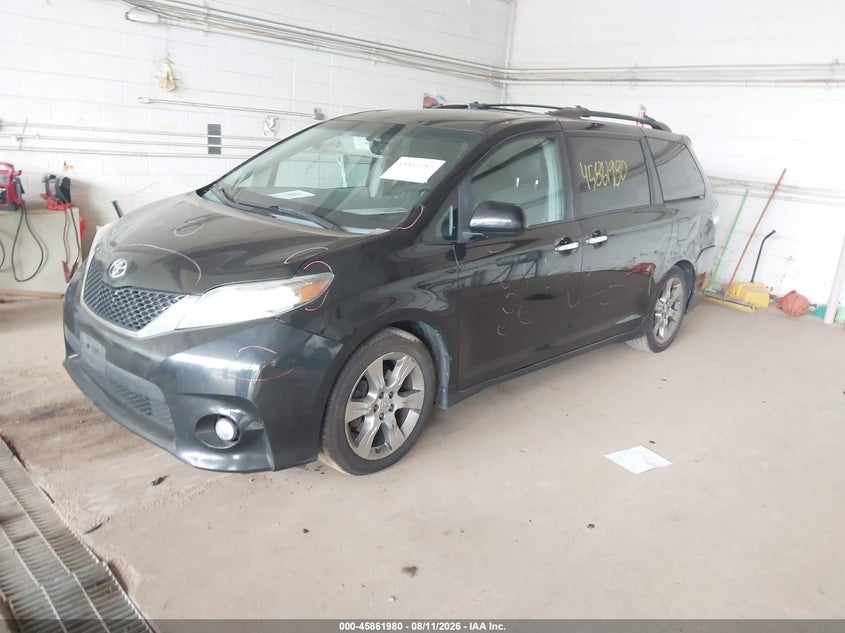 2013 Toyota Sienna, Left Side, IAAI, VIN 5TDXK3DC4DS305700 — photo 2