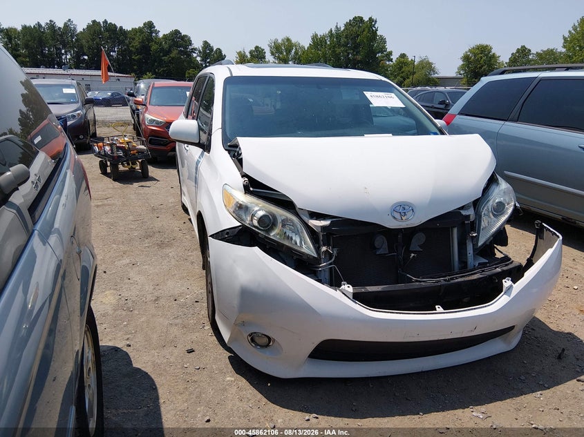 2015 TOYOTA SIENNA auction photo 1