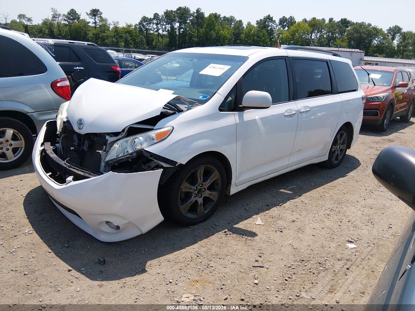 2015 TOYOTA SIENNA auction photo 2