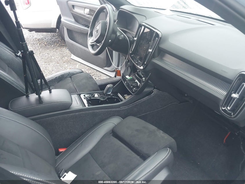 2022 VOLVO XC40 auction photo 5