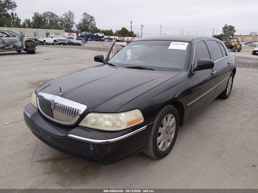 2005 Lincoln Town Car, Right Side, IAAI, VIN 1LNHM84W95Y650308 — photo 2
