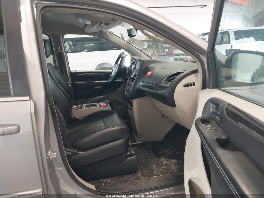 2016 CHRYSLER TOWN & COUNTRY auction photo 5