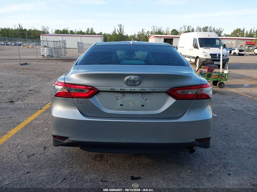 TOYOTA CAMRY - zdjęcie 17