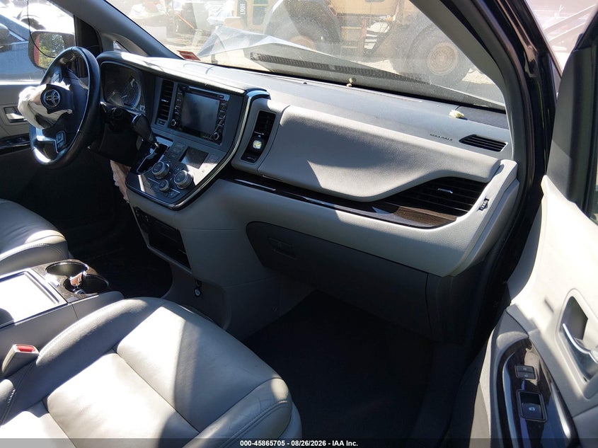 TOYOTA SIENNA - zdjęcie 5