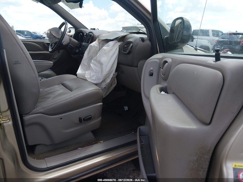 2003 CHRYSLER TOWN & COUNTRY auction photo 5