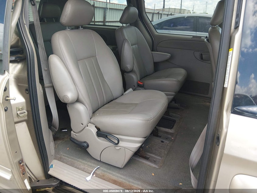 2003 CHRYSLER TOWN & COUNTRY auction photo 8