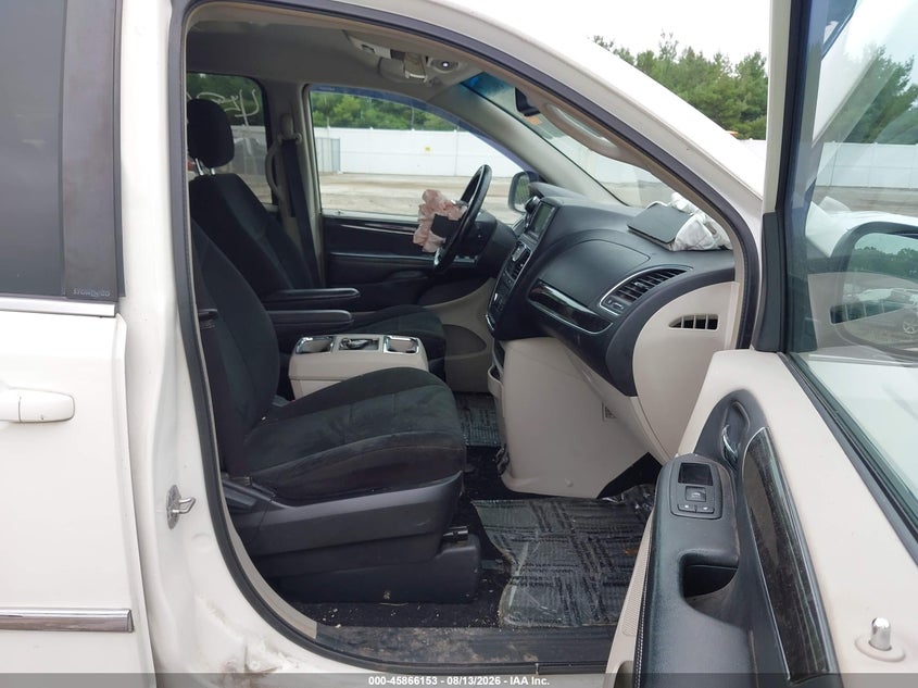2012 CHRYSLER TOWN & COUNTRY auction photo 5