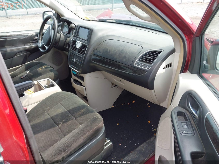 2012 CHRYSLER TOWN & COUNTRY auction photo 5