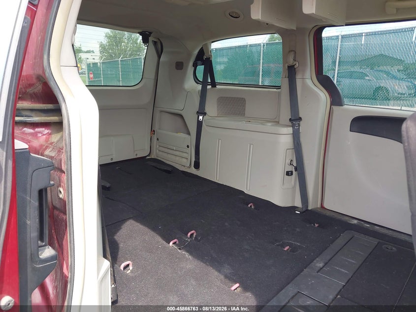 2012 CHRYSLER TOWN & COUNTRY auction photo 8