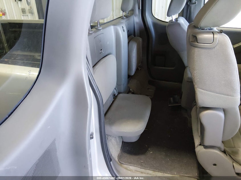 2014 NISSAN FRONTIER S · Photo 8