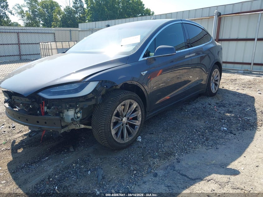 2016 Tesla Model X, Удар спереди, IAAI, VIN 5YJXCAE42GF014596 — фото 2