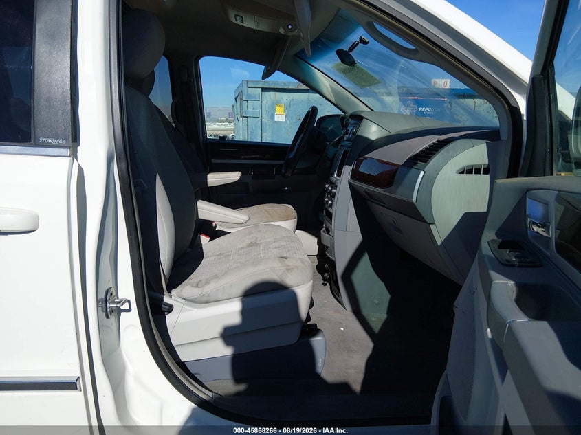 2009 CHRYSLER TOWN & COUNTRY auction photo 5