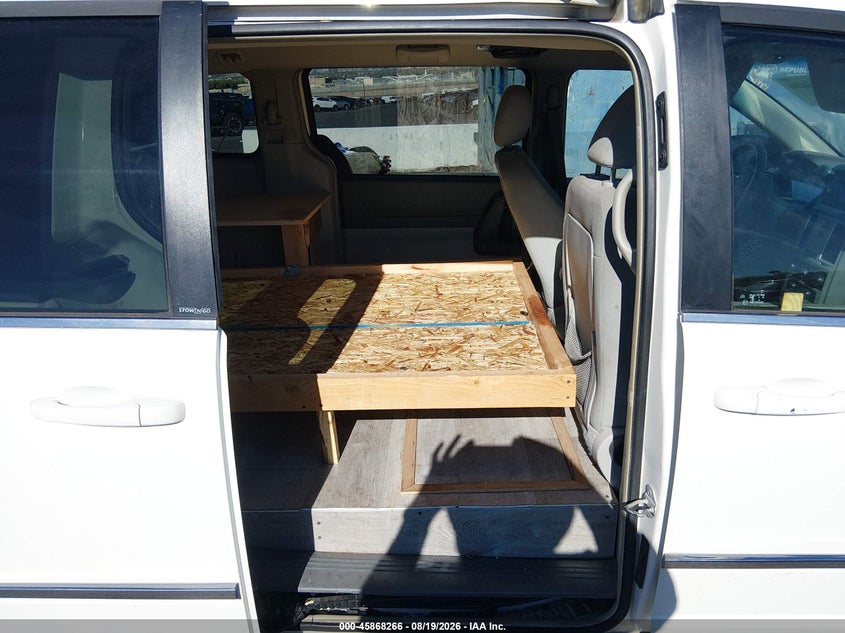 2009 CHRYSLER TOWN & COUNTRY auction photo 8