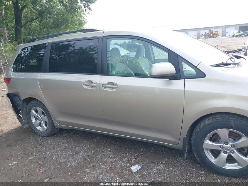 TOYOTA SIENNA - zdjęcie 13