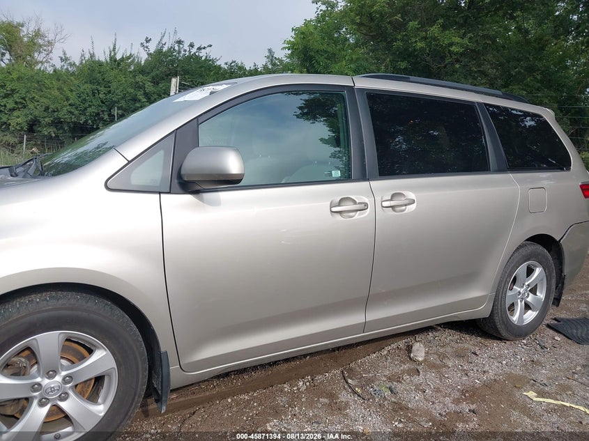 TOYOTA SIENNA - zdjęcie 14