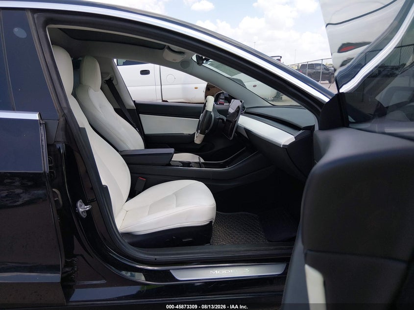 TESLA MODEL 3 - zdjęcie 5