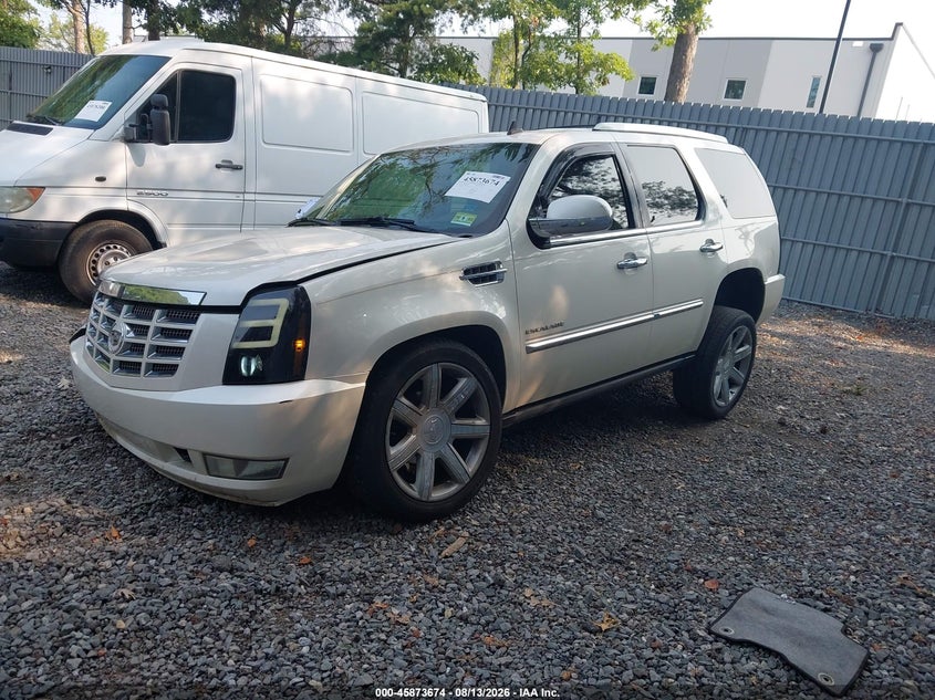 2010 Cadillac Escalade, Right Front, IAAI, VIN 1GYUKCEF7AR256377 — photo 2