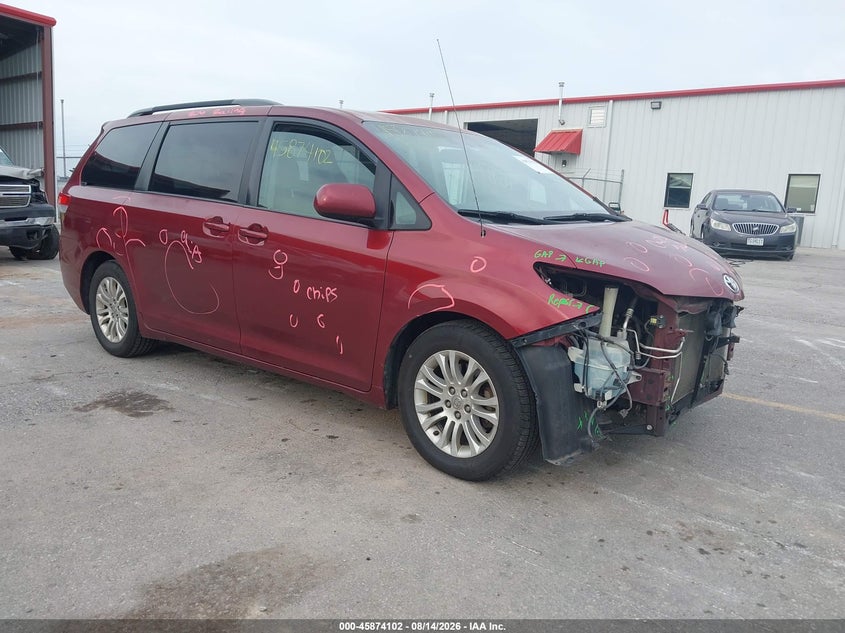 2012 TOYOTA SIENNA auction photo 1