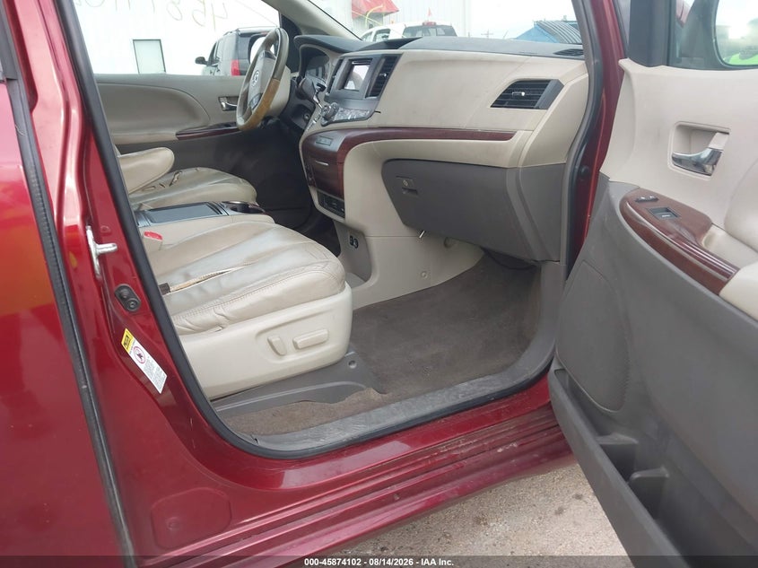 2012 TOYOTA SIENNA auction photo 5