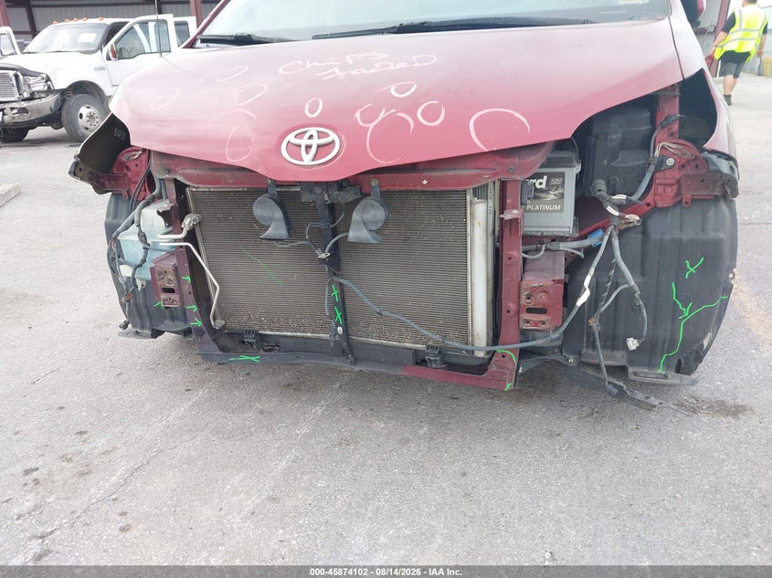 2012 TOYOTA SIENNA auction photo 6