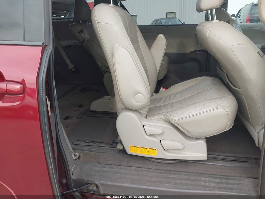 2012 TOYOTA SIENNA auction photo 8