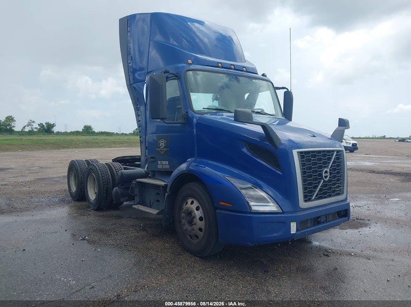2021 VOLVO VNR auction photo 1
