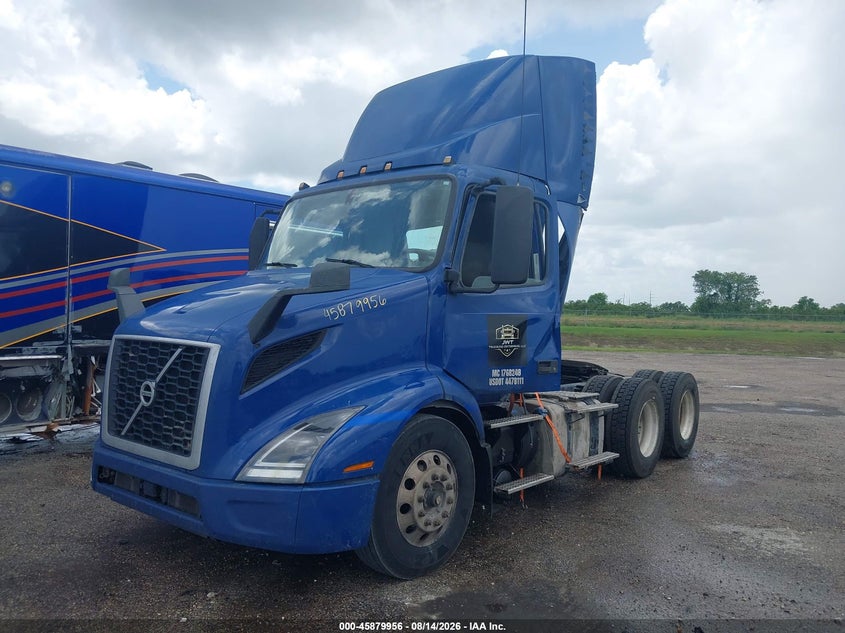 2021 VOLVO VNR auction photo 2