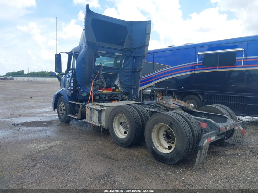 2021 VOLVO VNR auction photo 3
