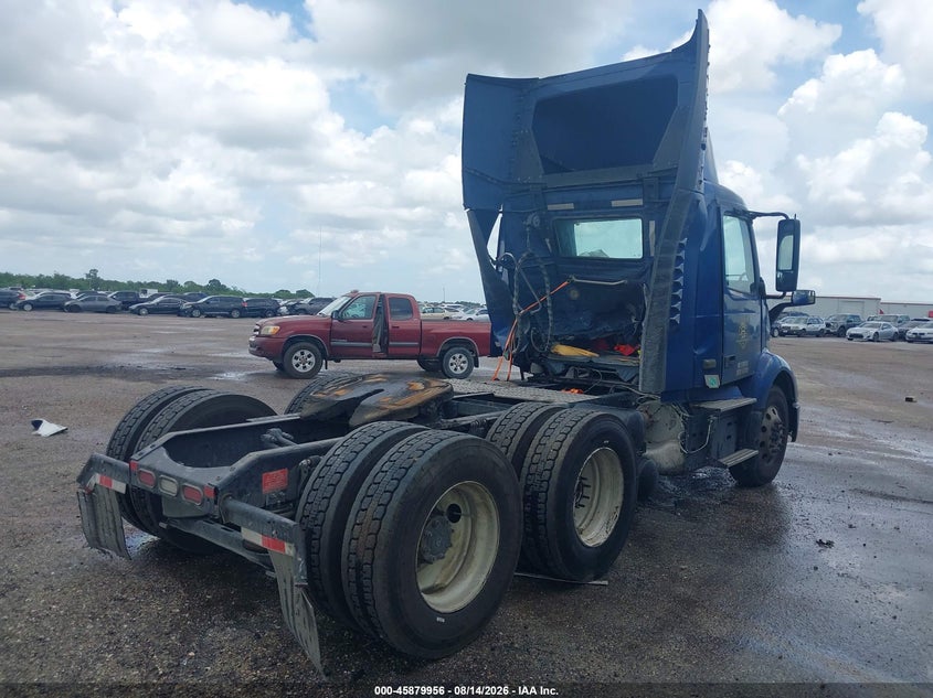 2021 VOLVO VNR auction photo 4