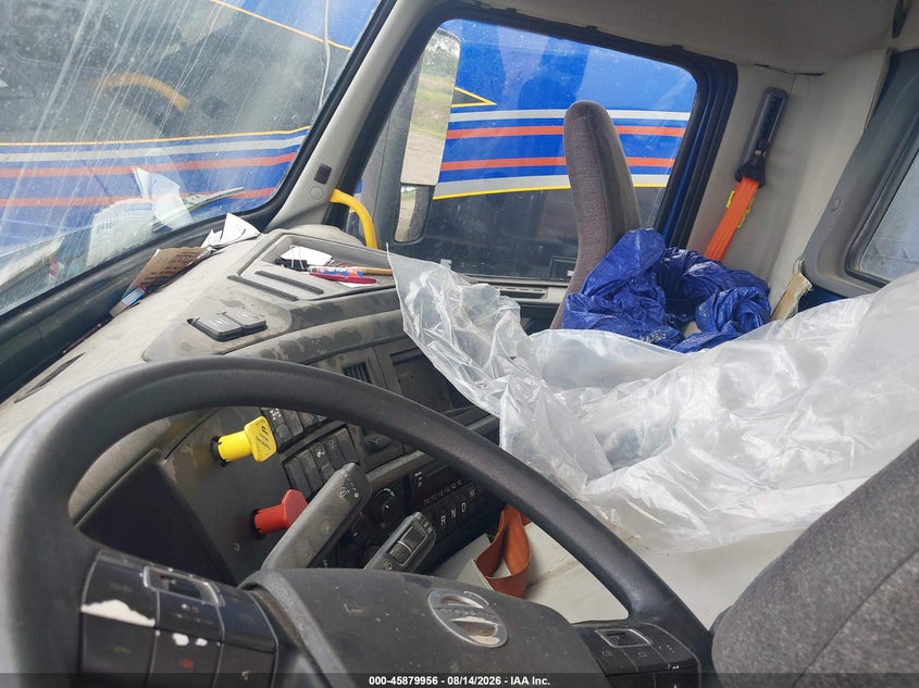 2021 VOLVO VNR auction photo 6