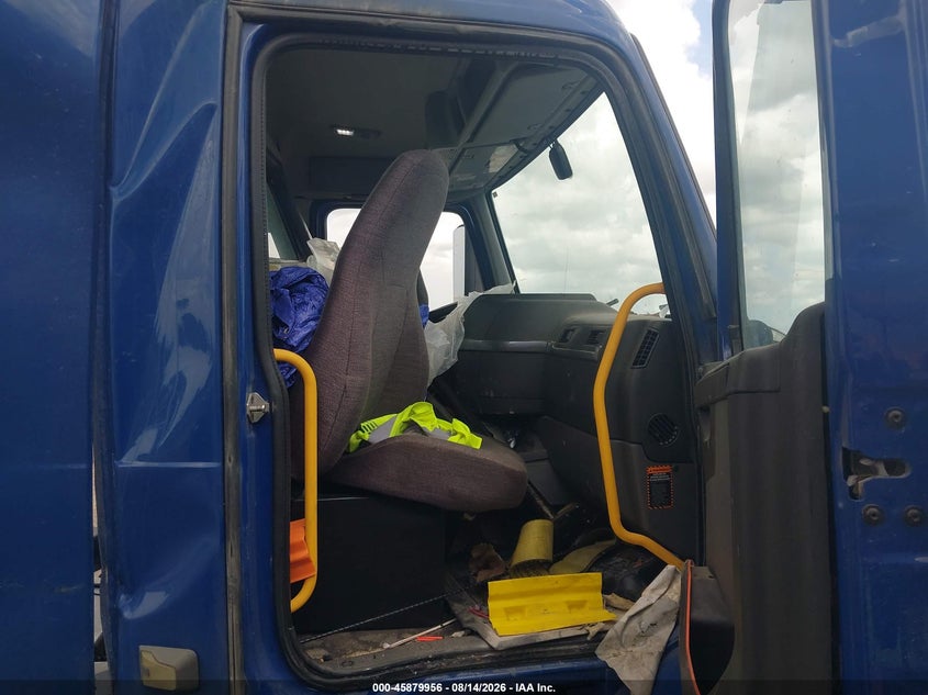 2021 VOLVO VNR auction photo 7