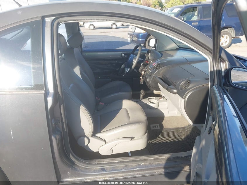2005 VOLKSWAGEN NEW BEETLE auction photo 5