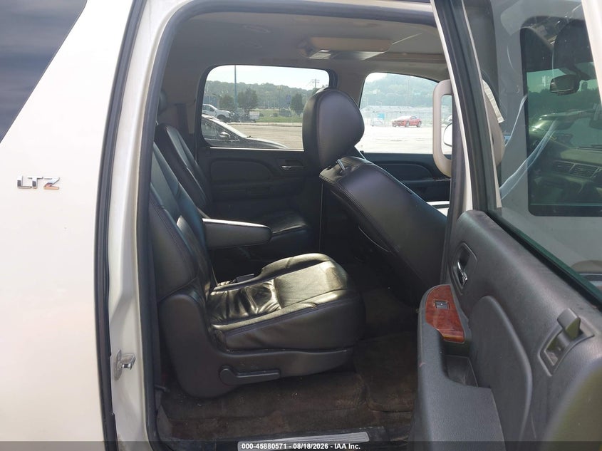2010 CHEVROLET SUBURBAN 1500 auction photo 7