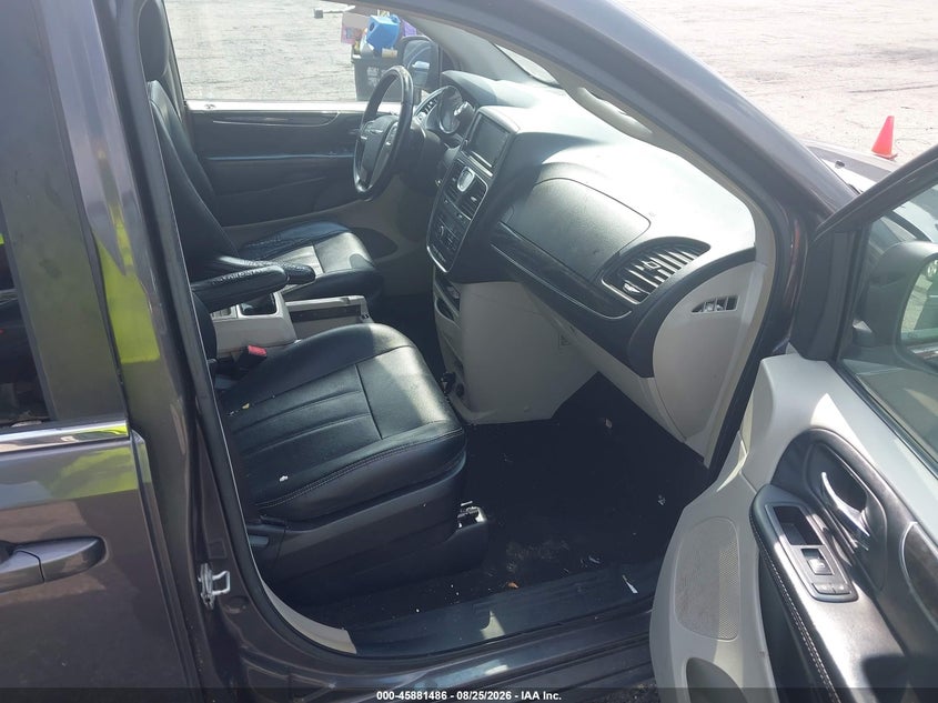 2015 CHRYSLER TOWN & COUNTRY auction photo 5